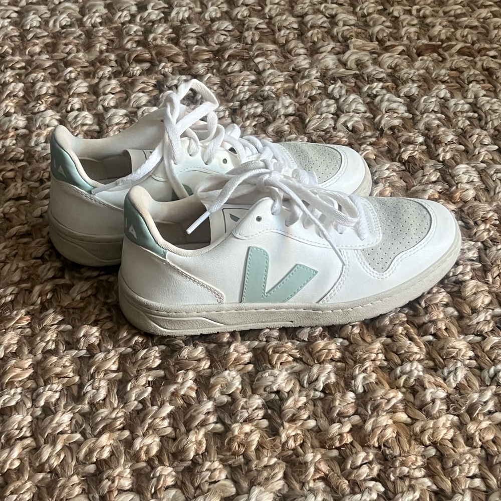 Veja Women’s Sneakers Size 5 Gently Used